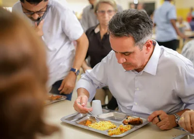 Ciro Nogueira provando almoço