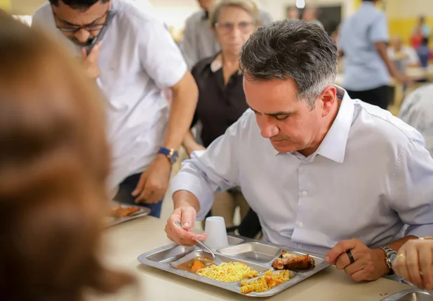 Ciro Nogueira provando almoço