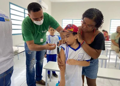 Criança sendo vacinada