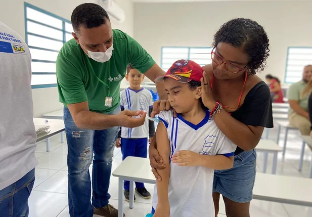 Criança sendo vacinada