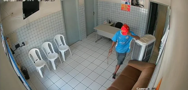 Criminoso invadiu o local pela porta dos fundos