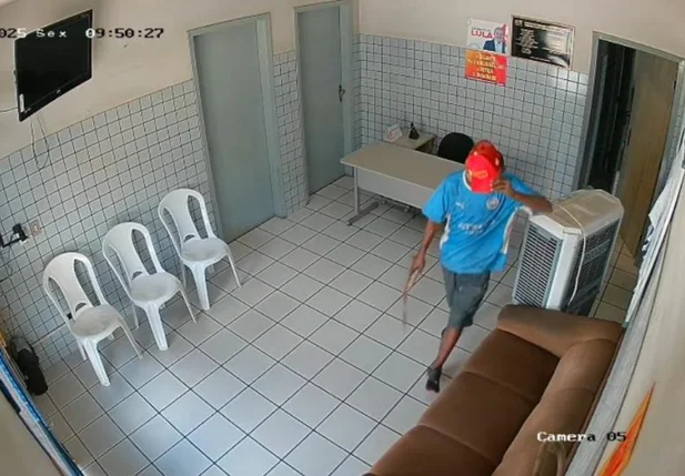 Criminoso invadiu o local pela porta dos fundos