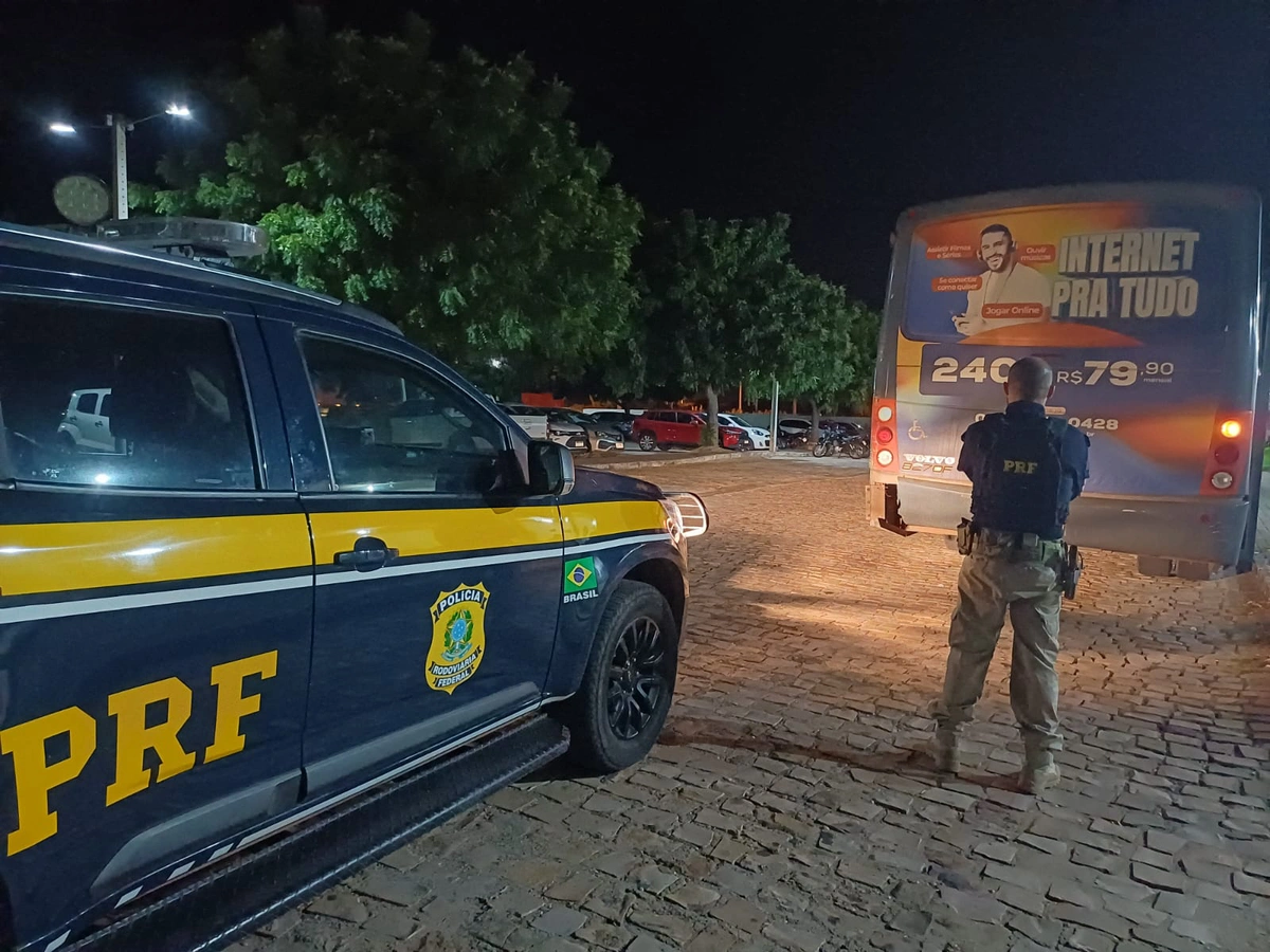 De acordo com a PRF, o veículo apresentava diversas irregularidades