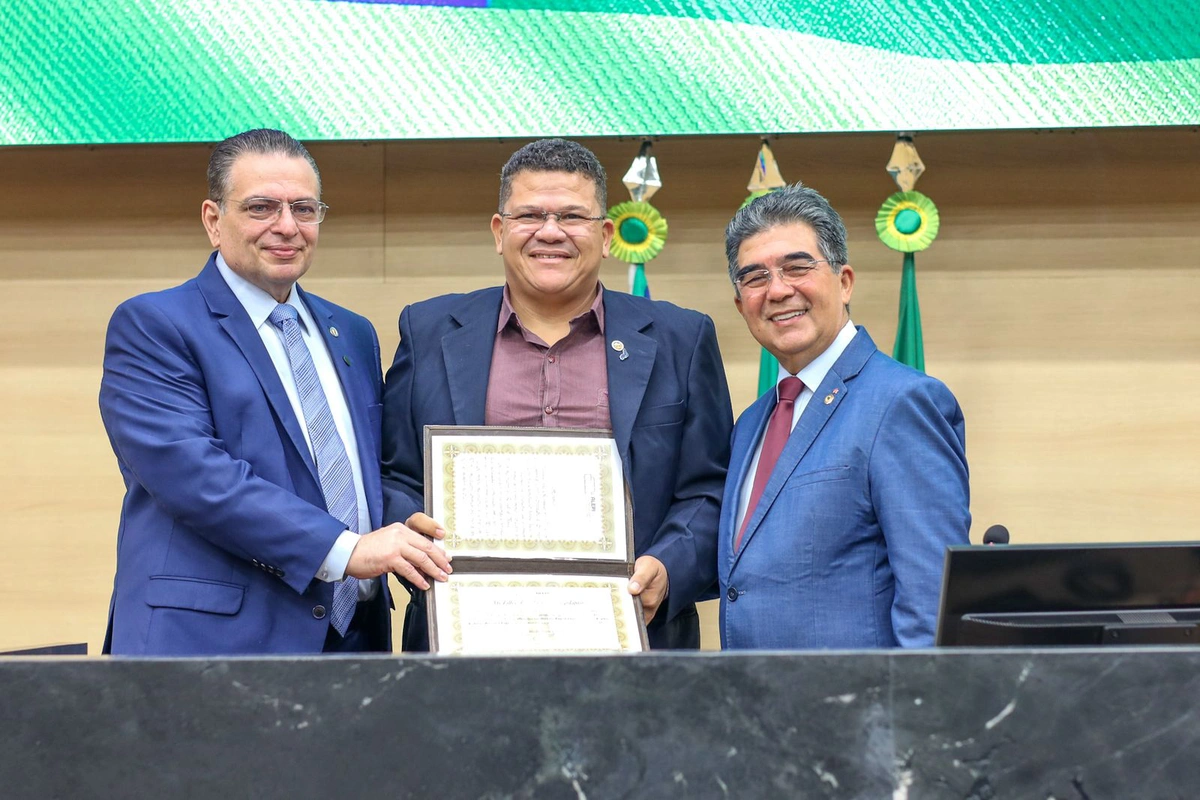 Deputado Gessivaldo entrega honrarias estaduais na Alepi