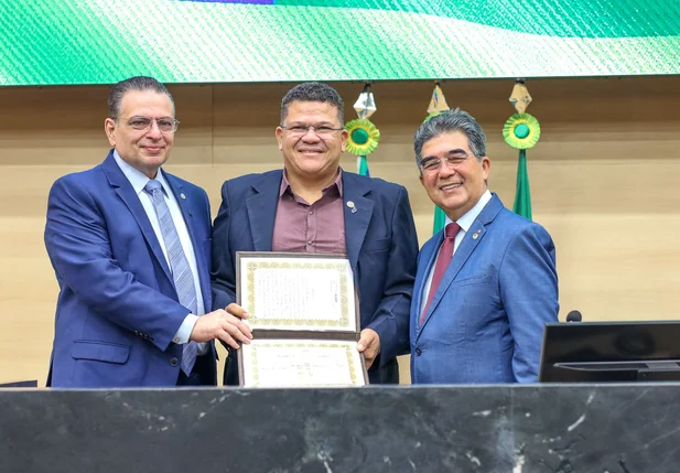 Deputado Gessivaldo entrega honrarias estaduais na Alepi