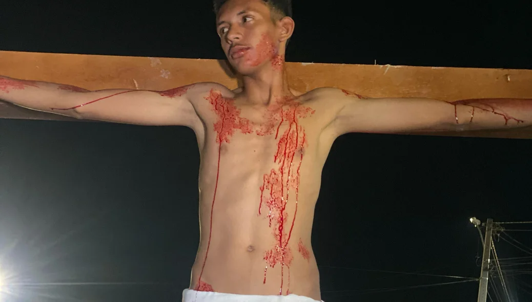 Dimas é crucificado na Paixão de Cristo em Esperantina