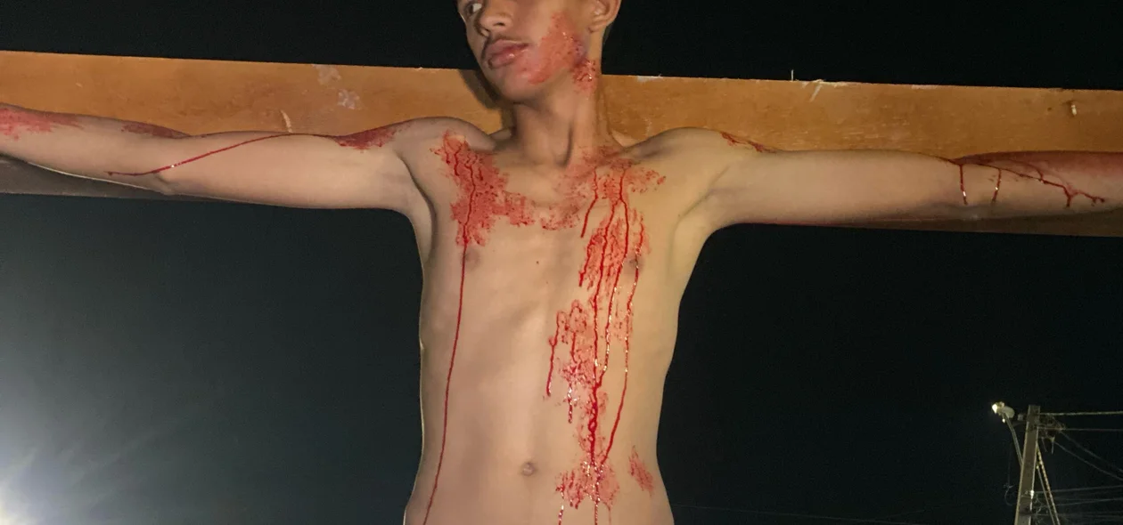 Dimas é crucificado na Paixão de Cristo em Esperantina