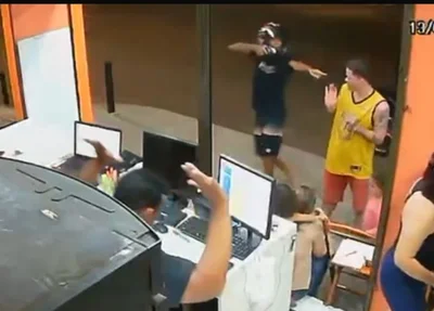 Dois criminosos armados promoveram um arrastão em uma hamburgueria em Teresina