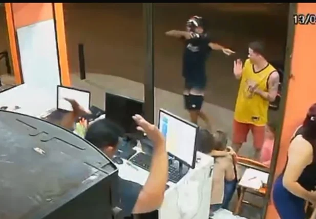 Dois criminosos armados promoveram um arrastão em uma hamburgueria em Teresina