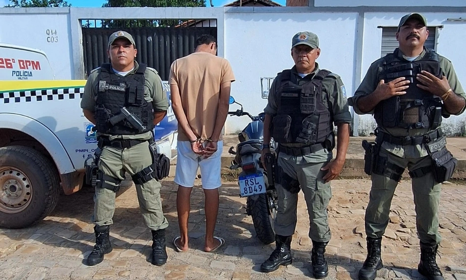Durante a abordagem, o homem revelou onde a motocicleta estava escondida