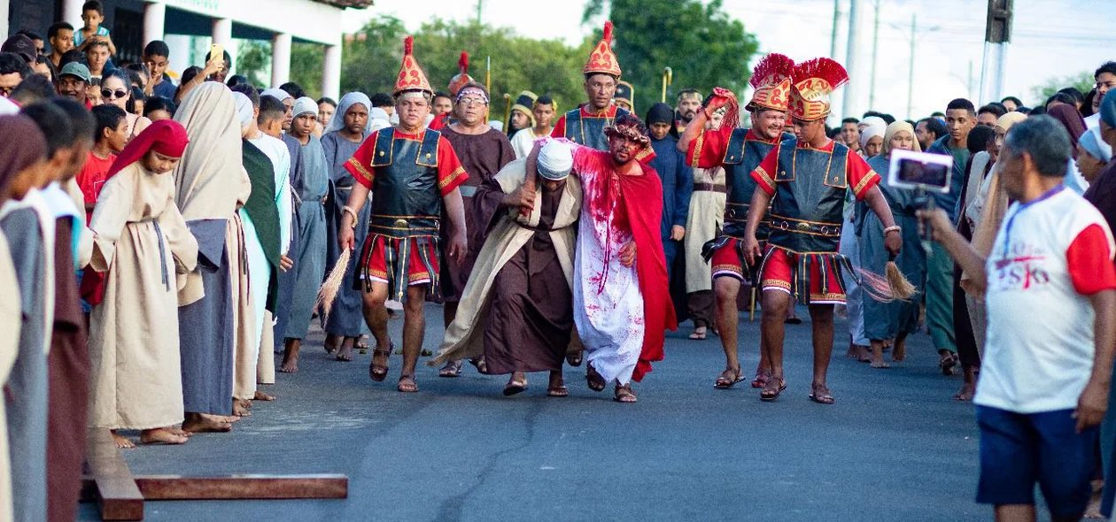 Durante a prática, os fiéis caminham simbolicamente ao lado de Jesus