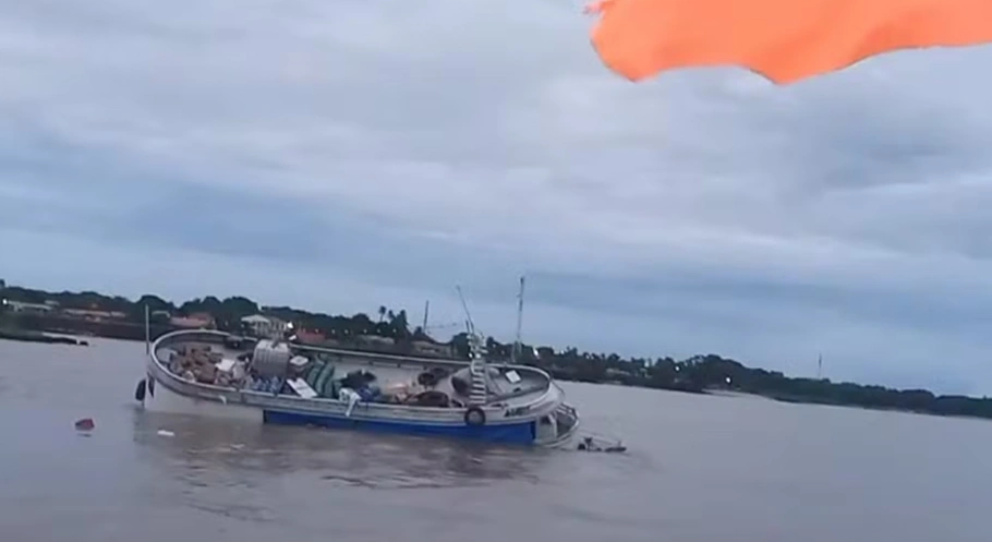 Embarcação naufragou com cerca de 60 passageiros a bordo