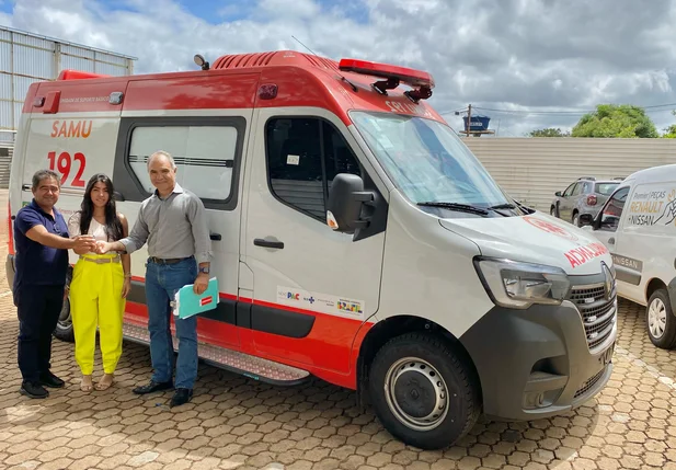 Equipe de São João do Arraial recebe ambulância do SAMU em Brasília