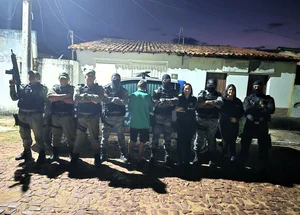 Equipes da Polícia Civil e da Polícia Militar