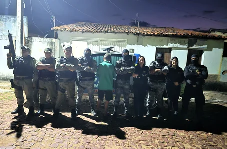 Equipes da Polícia Civil e da Polícia Militar