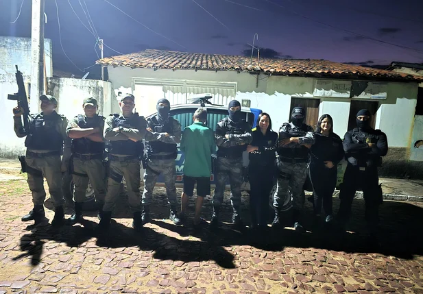 Equipes da Polícia Civil e da Polícia Militar