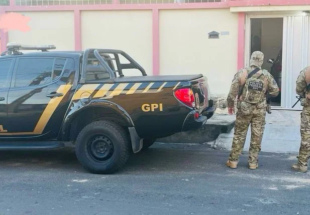 Equipes do GPI da Polícia Federal
