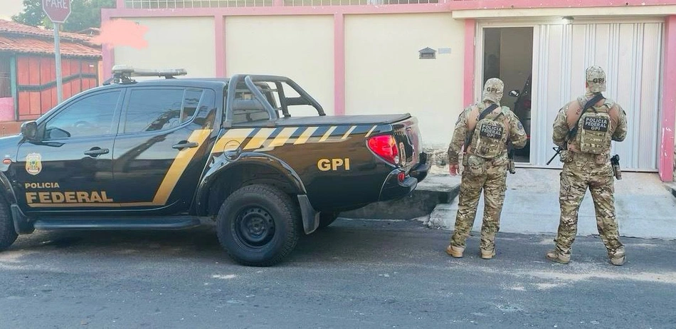 Equipes do GPI da Polícia Federal