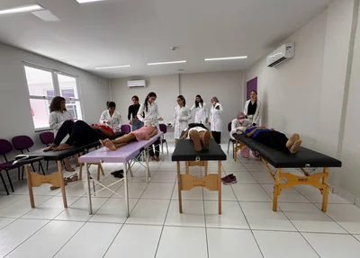 Estudantes de biomedicina com mulheres atendidas pelo órgão