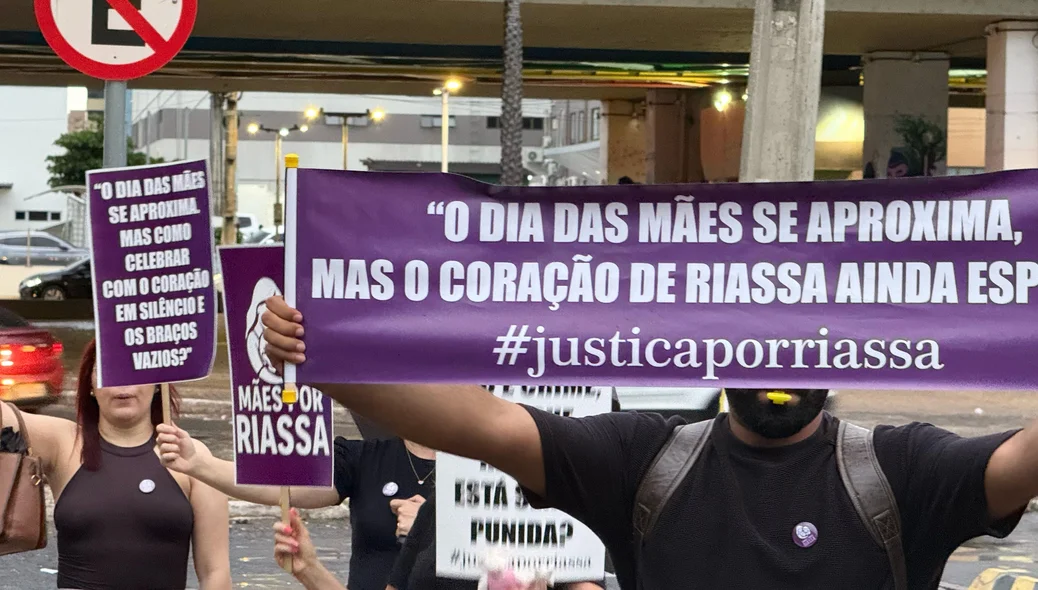 Faixas em manifestação a favor de Riassa Dourado