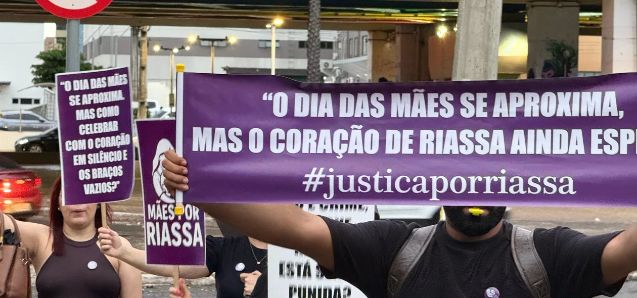 Faixas em manifestação a favor de Riassa Dourado