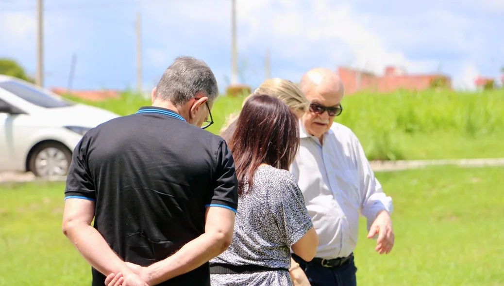 Familiares e amigos se despedem de José Elias Tajra