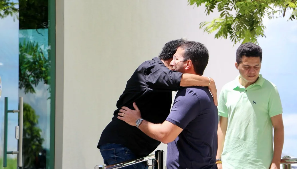 Familiares e amigos se despedem do empresário José Elias Tajra