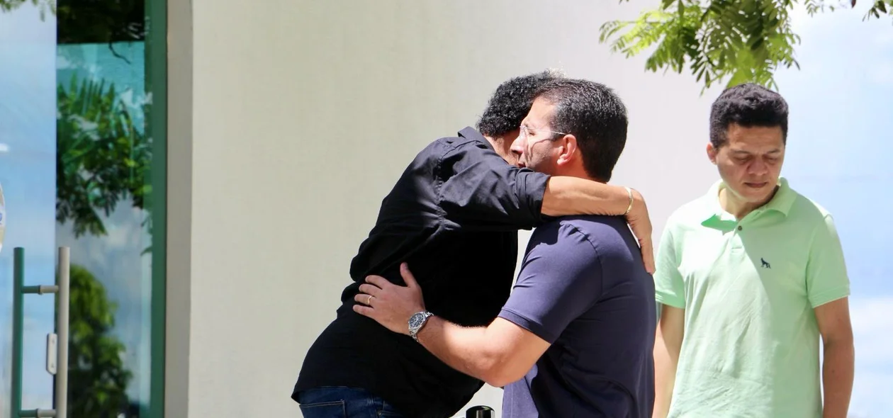 Familiares e amigos se despedem do empresário José Elias Tajra