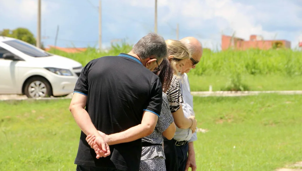 Familiares prestam as últimas homenagens