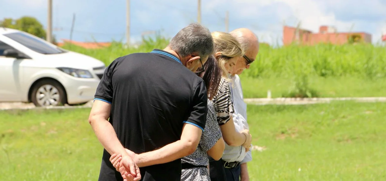 Familiares prestam as últimas homenagens