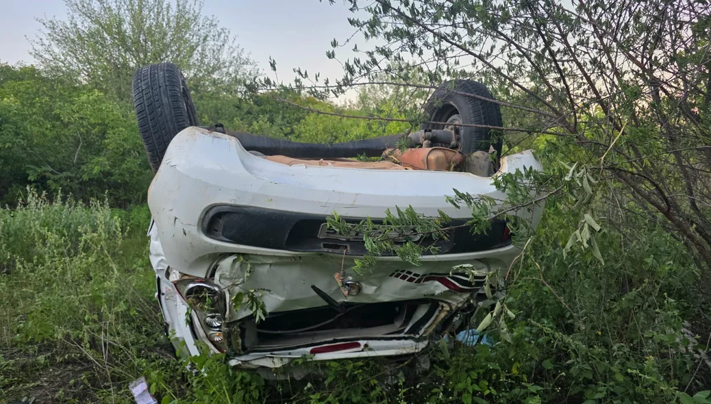 Fiat Palio capotou após cair em buraco