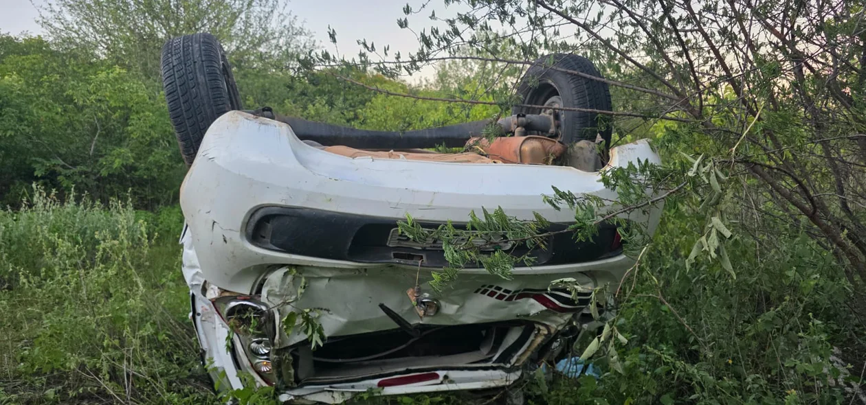 Fiat Palio capotou após cair em buraco