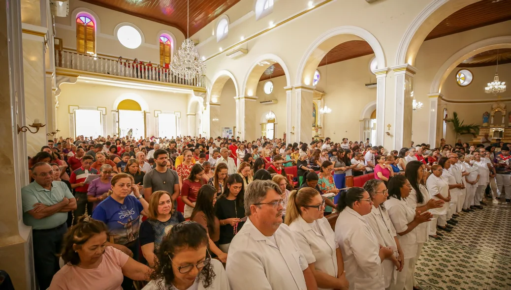 Fiéis acompanham leitura da Paixão de Cristo