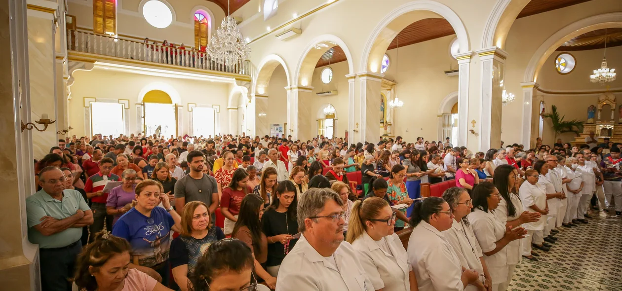 Fiéis acompanham leitura da Paixão de Cristo