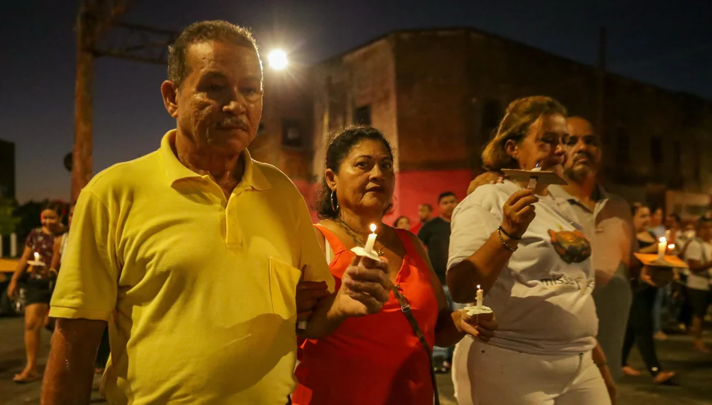 Fiéis acompanharam a procissão