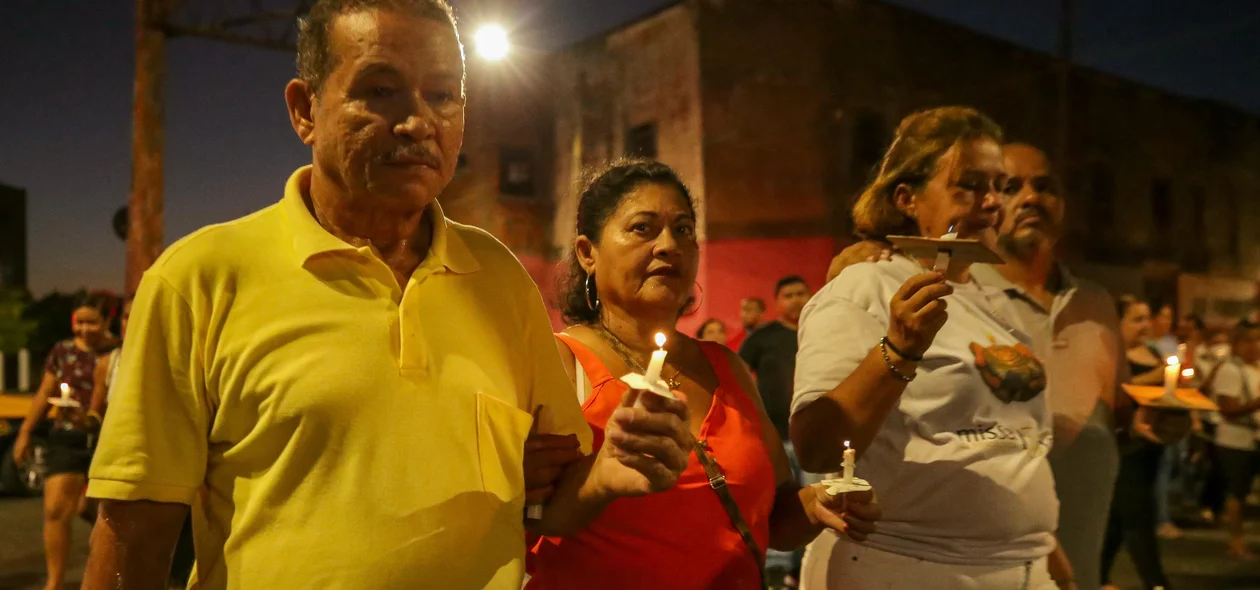 Fiéis acompanharam a procissão