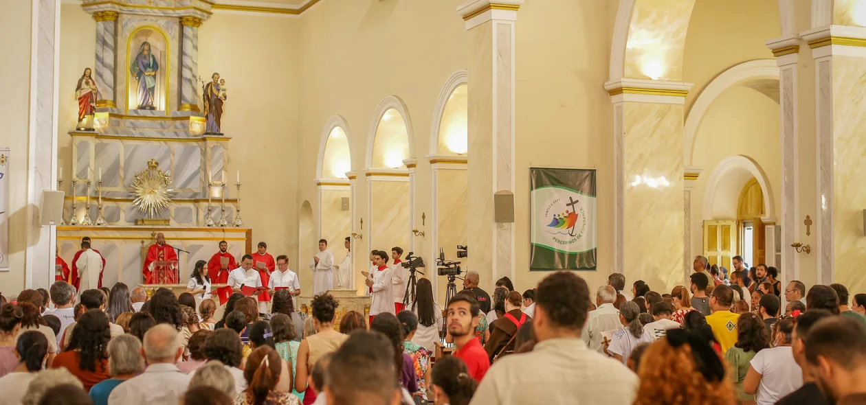 Fiéis durante a Celebração da Paixão do Senhor