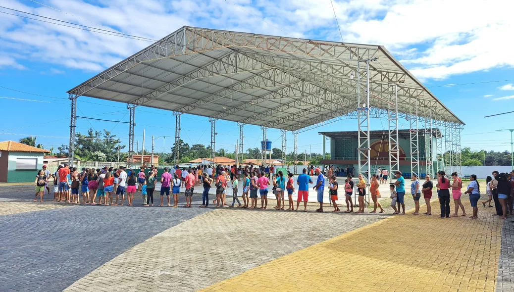 Fila para receber os peixes na Semana Santa em São João do Arraial