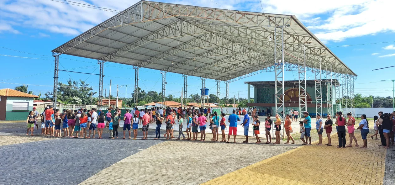 Fila para receber os peixes na Semana Santa em São João do Arraial