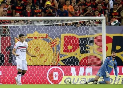 Gabriel Cardoso convertendo pênalti para o Santa Cruz