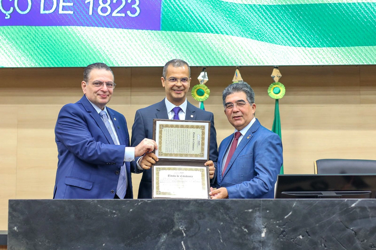 Gessivaldo Isaías entrega homenagens na Alepi