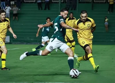 Goiás e Amazonas se enfrentaram no Estádio Hailé Pinheiro, em Goiânia