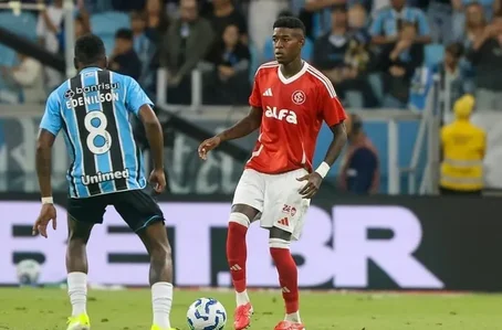 Grêmio e Inter empatam em clássico marcado por polêmica de arbitragem