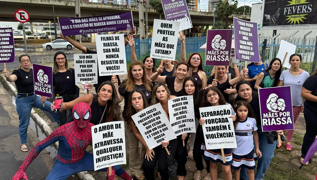 Grupo protestou para que enfermeira comemore o Dia das Mães com as filhas