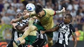 Gustavo Gomez cabeceia a bola em confronto com o Ceará.