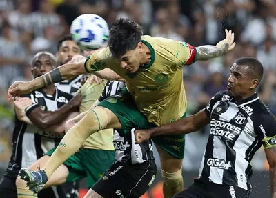 Gustavo Gomez cabeceia a bola em confronto com o Ceará.