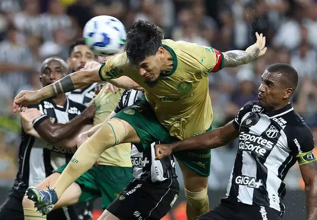 Gustavo Gomez cabeceia a bola em confronto com o Ceará.