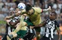 Gustavo Gomez cabeceia a bola em confronto com o Ceará.