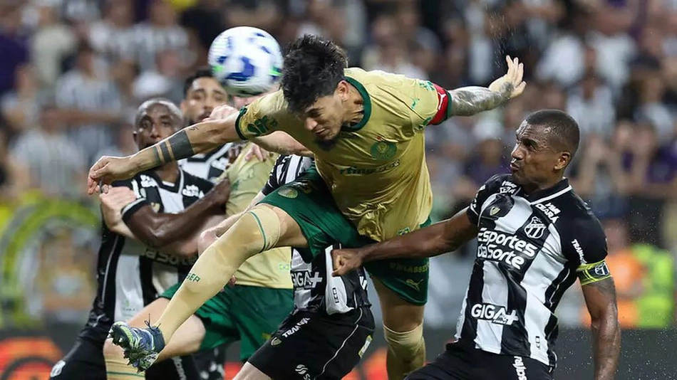 Gustavo Gomez cabeceia a bola em confronto com o Ceará.