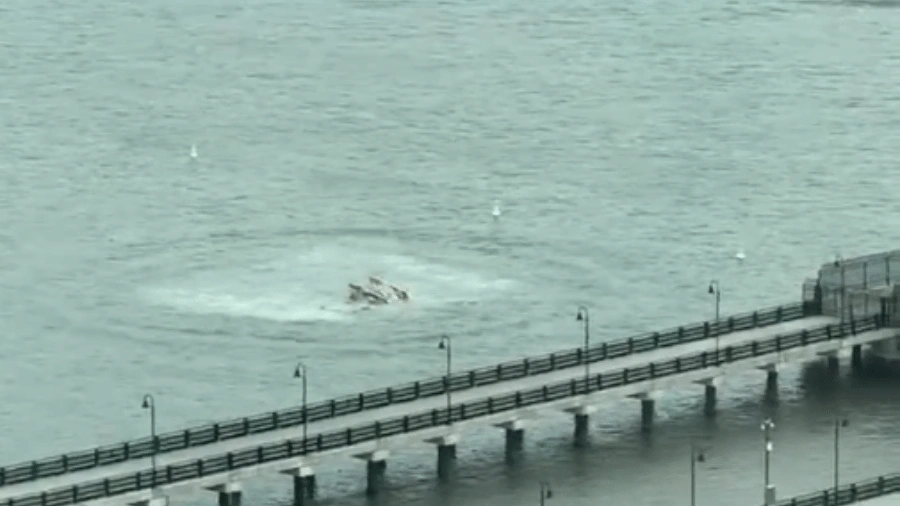 Helicóptero com quatro pessoas cai no rio Hudson, em Nova York